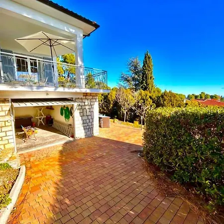 Renata, Bellissima Con Terrazzo Vista Mare E Inclusa Ferienhaus