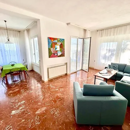 Holiday home Villa Renata, Bellissima Villa Con Terrazzo Vista Mare E Spiaggia Inclusa *